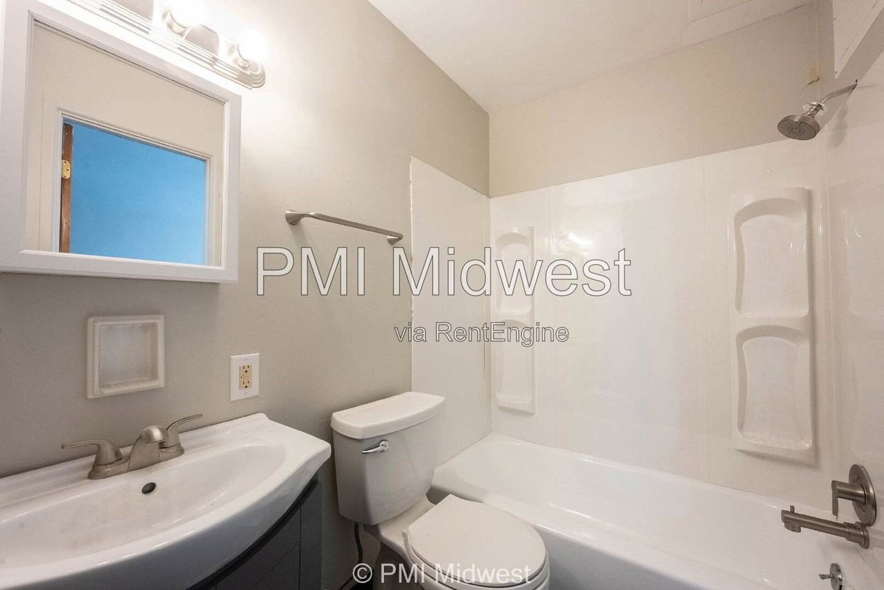 2215 E 56th St #12 - Photo 5 of 7