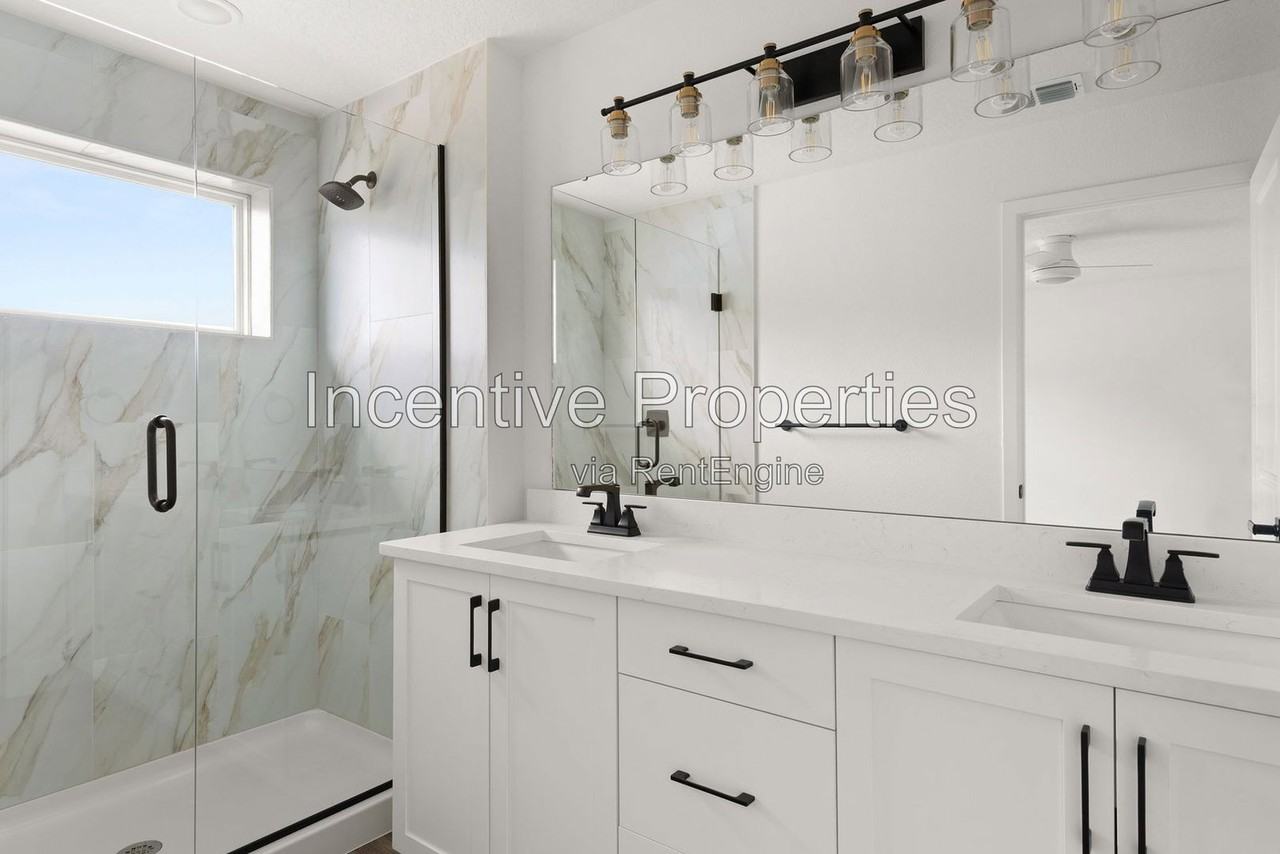 431 Braddock Ave - Photo 4 of 17
