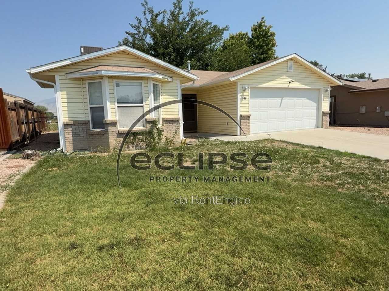 560 Huntington Point Ln - Photo 2 of 45