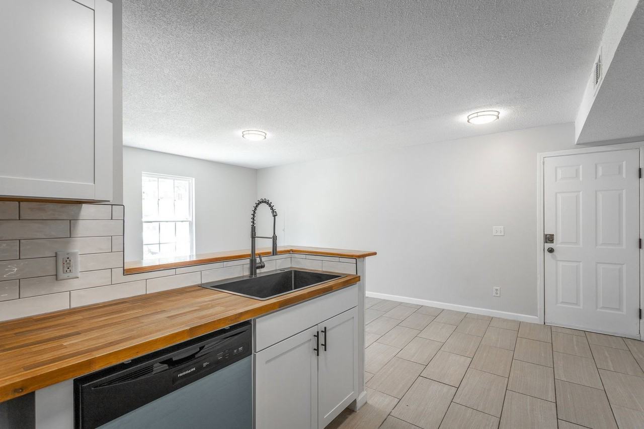 1860 Greenwood Rd - Photo 3 of 22