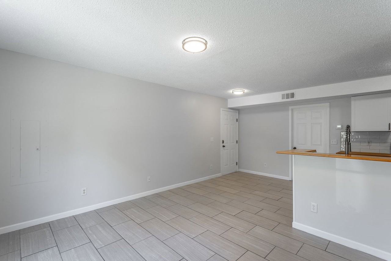 1860 Greenwood Rd - Photo 5 of 22