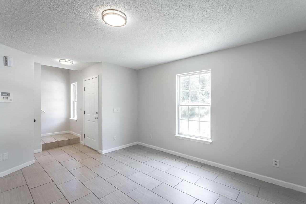 1860 Greenwood Rd - Photo 6 of 22