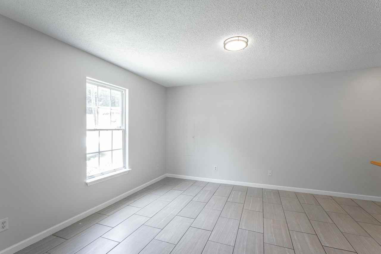1860 Greenwood Rd - Photo 7 of 22