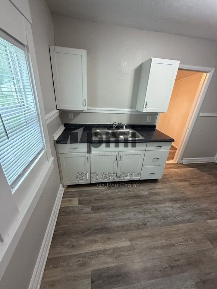 1327 W 32nd St - Photo 4 of 23