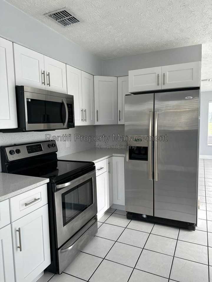 717 Se 9th St #A - Photo 2 of 20