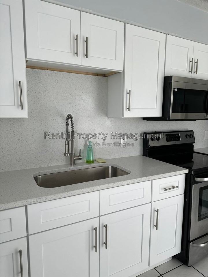 717 Se 9th St #A - Photo 3 of 20