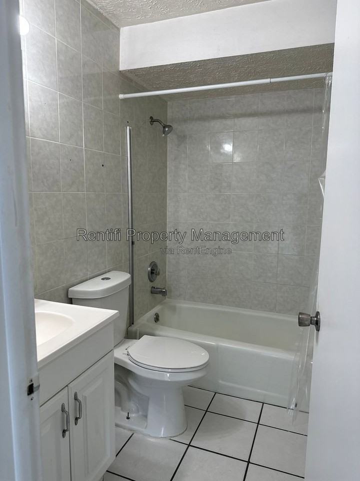 717 Se 9th St #A - Photo 4 of 20