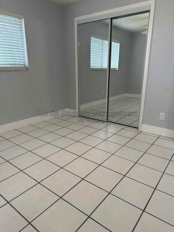 717 Se 9th St #A - Photo 7 of 20