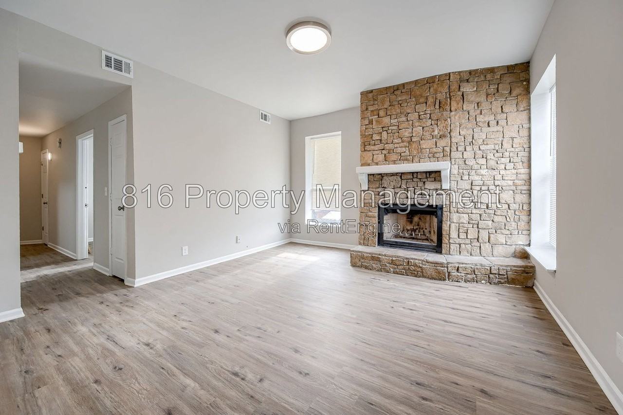 301 Benton Blvd #4 - Photo 3 of 20