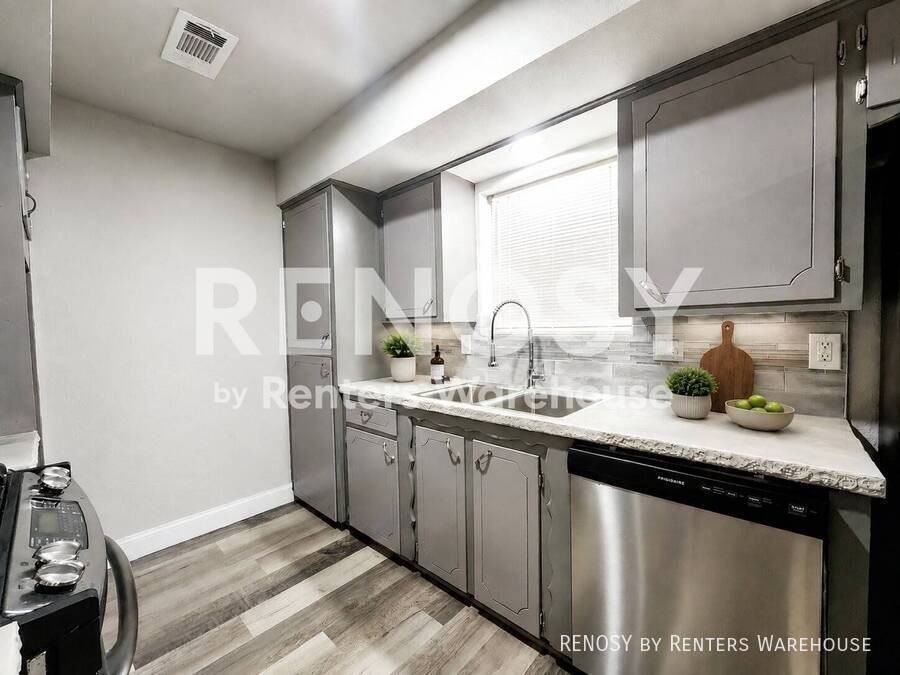 9750 Hillis St - Photo 4 of 37