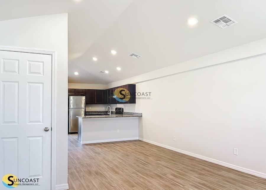 10405 Kidron Ave - Photo 4 of 24