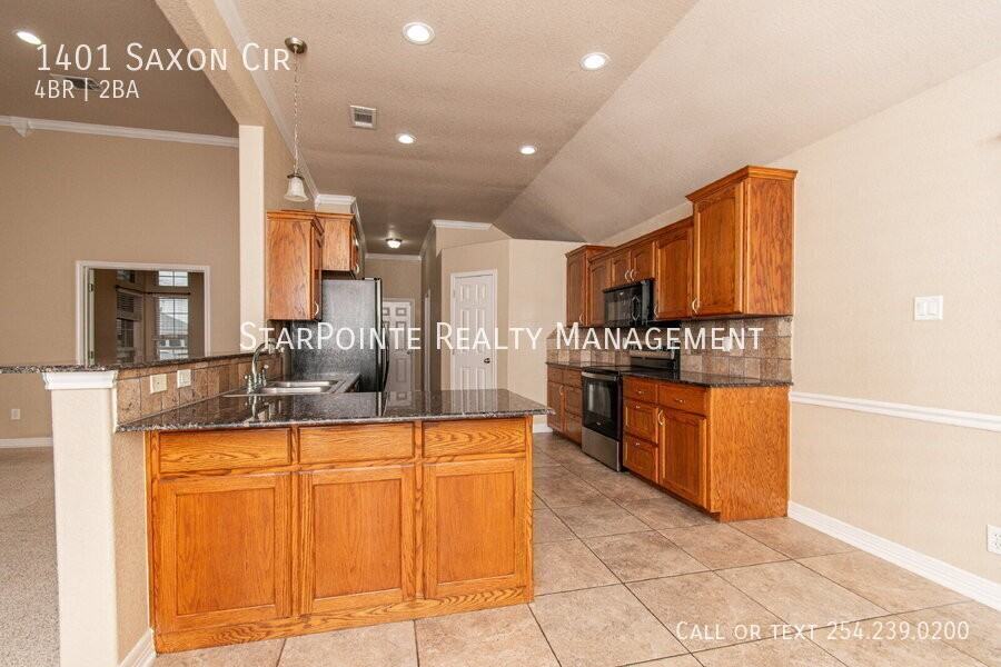 1401 Saxon Cir - Photo 6 of 26