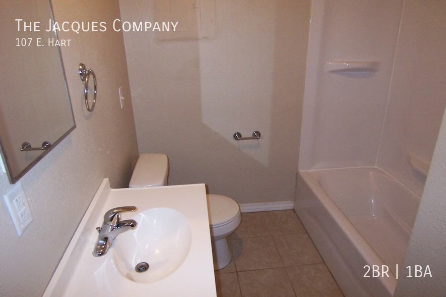 107 E Hart St - Photo 3 of 8