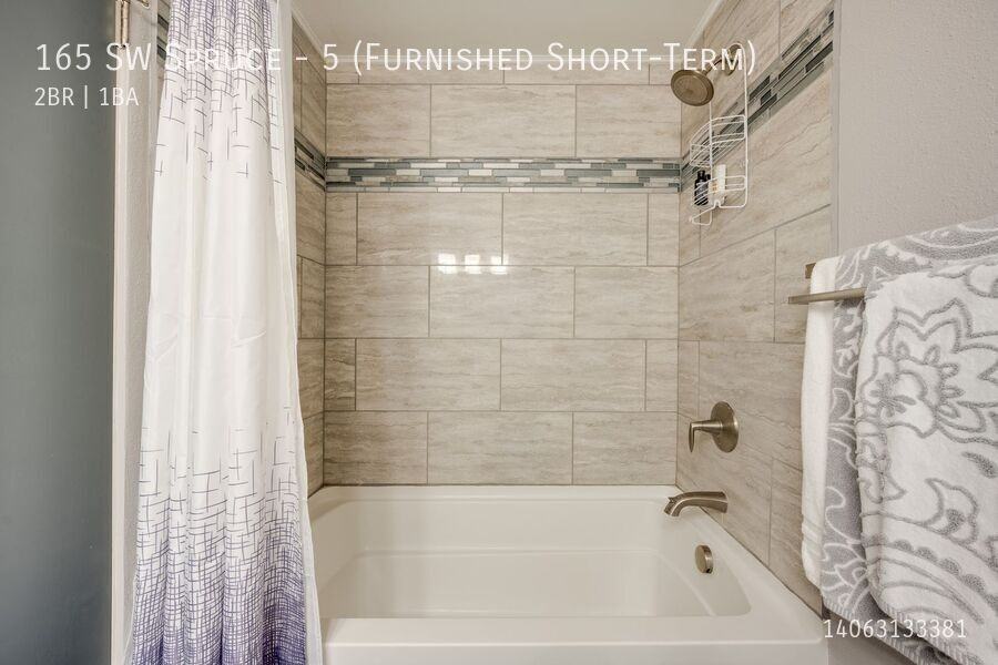 165 Sw Spruce St - Photo 4 of 15