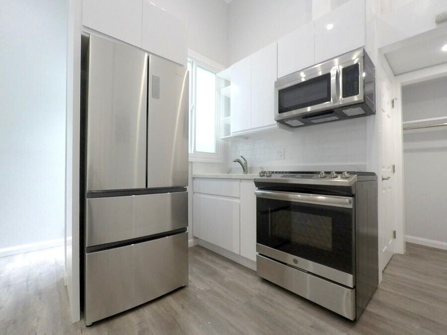 518 7th St #03 - Photo 2 of 6