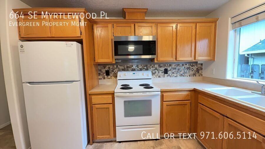 664 Se Myrtlewood Pl - Photo 5 of 40