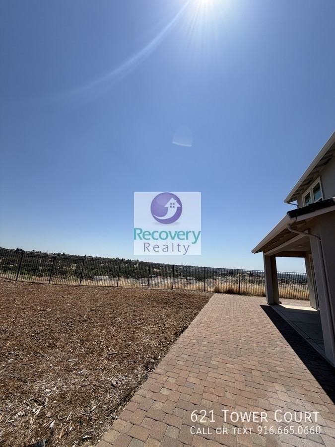 621 Tower Ct - Photo 2 of 29