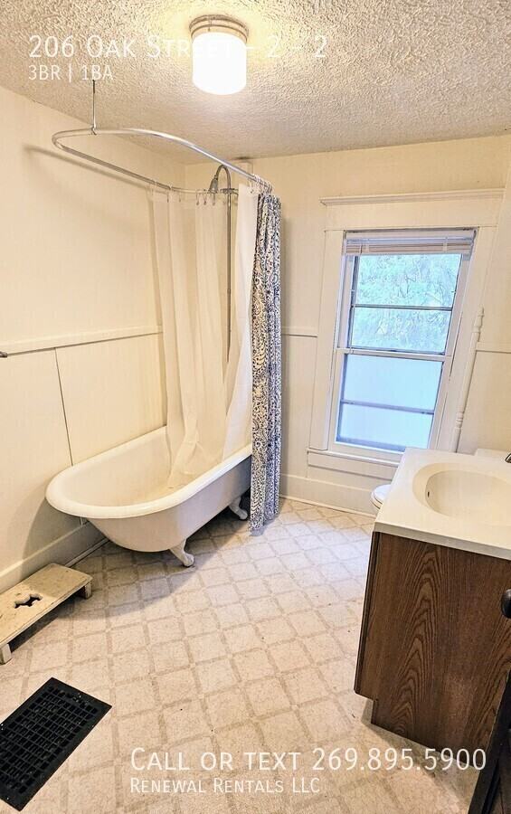206 Oak St #2 - Photo 7 of 39