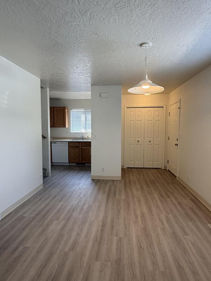 119 E King St - Photo 2 of 12