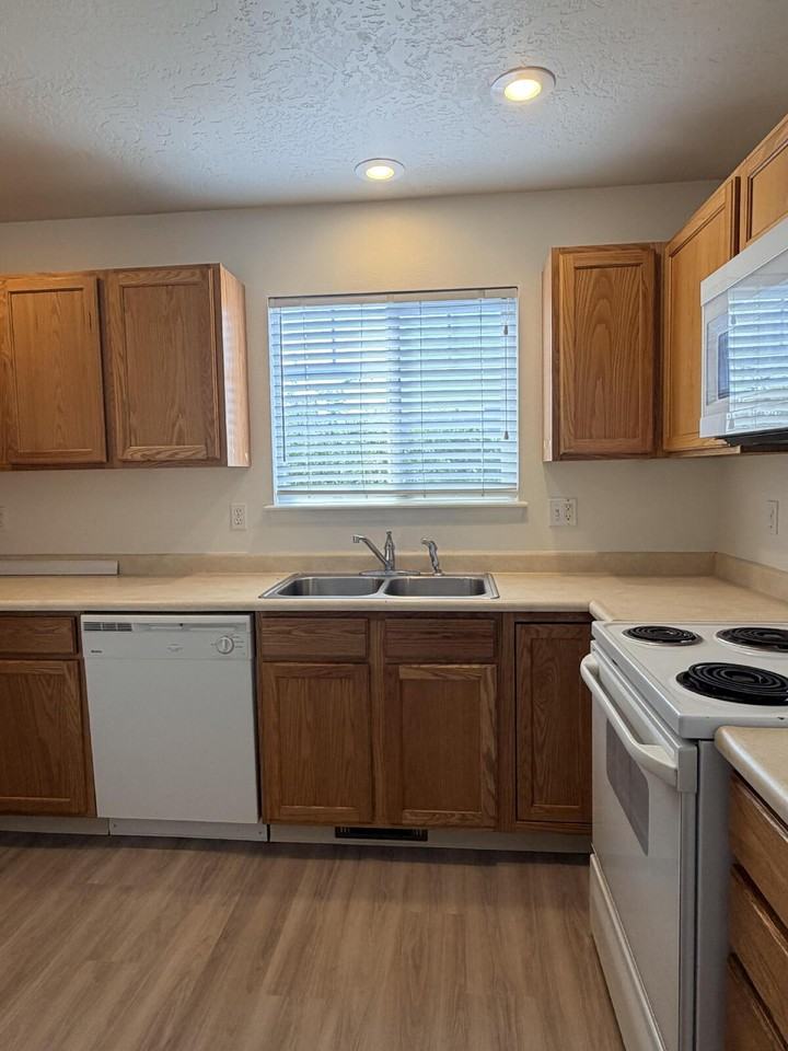 119 E King St - Photo 3 of 12