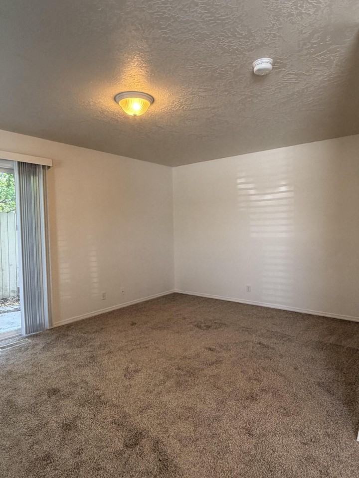 119 E King St - Photo 4 of 12