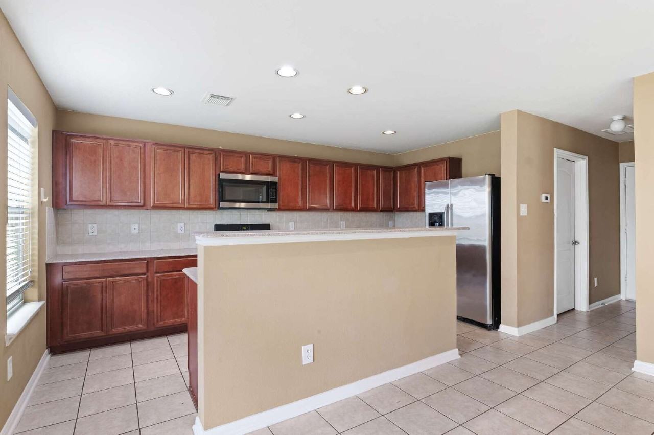 18226 Fair Grange Ln - Photo 4 of 25