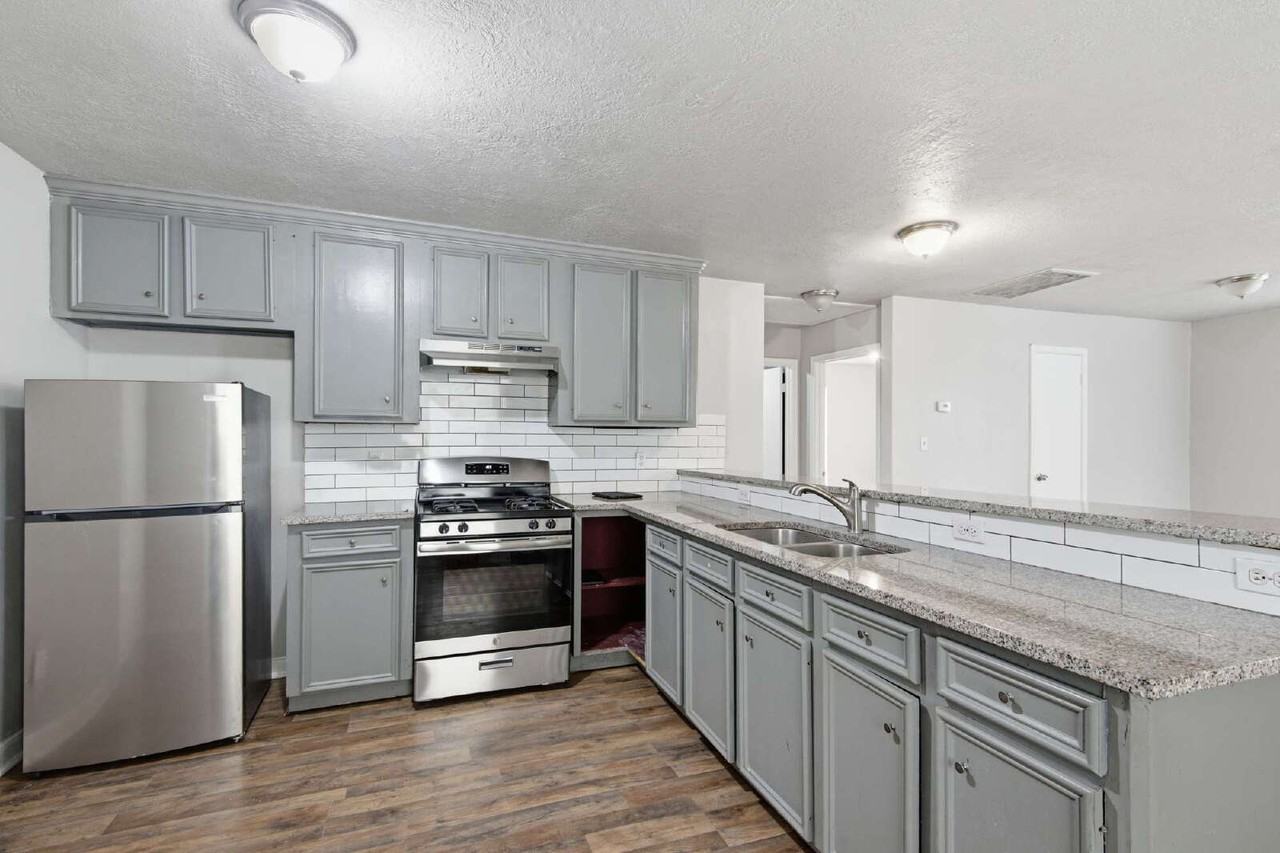 4226 Coke St - Photo 2 of 15
