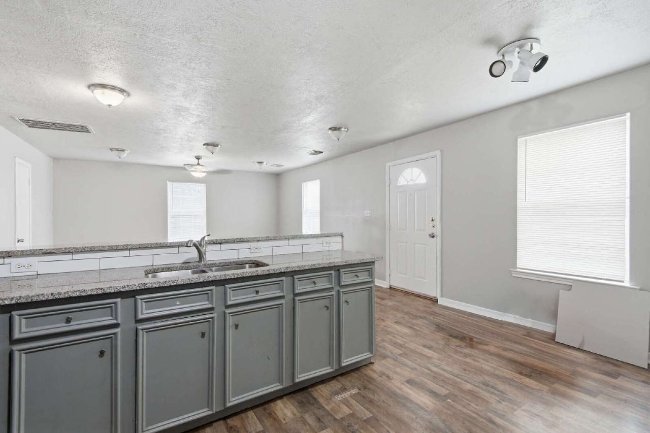 4226 Coke St - Photo 3 of 15