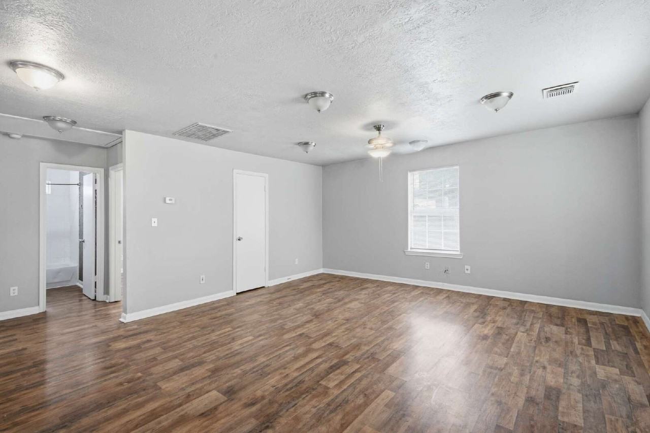 4226 Coke St - Photo 5 of 15