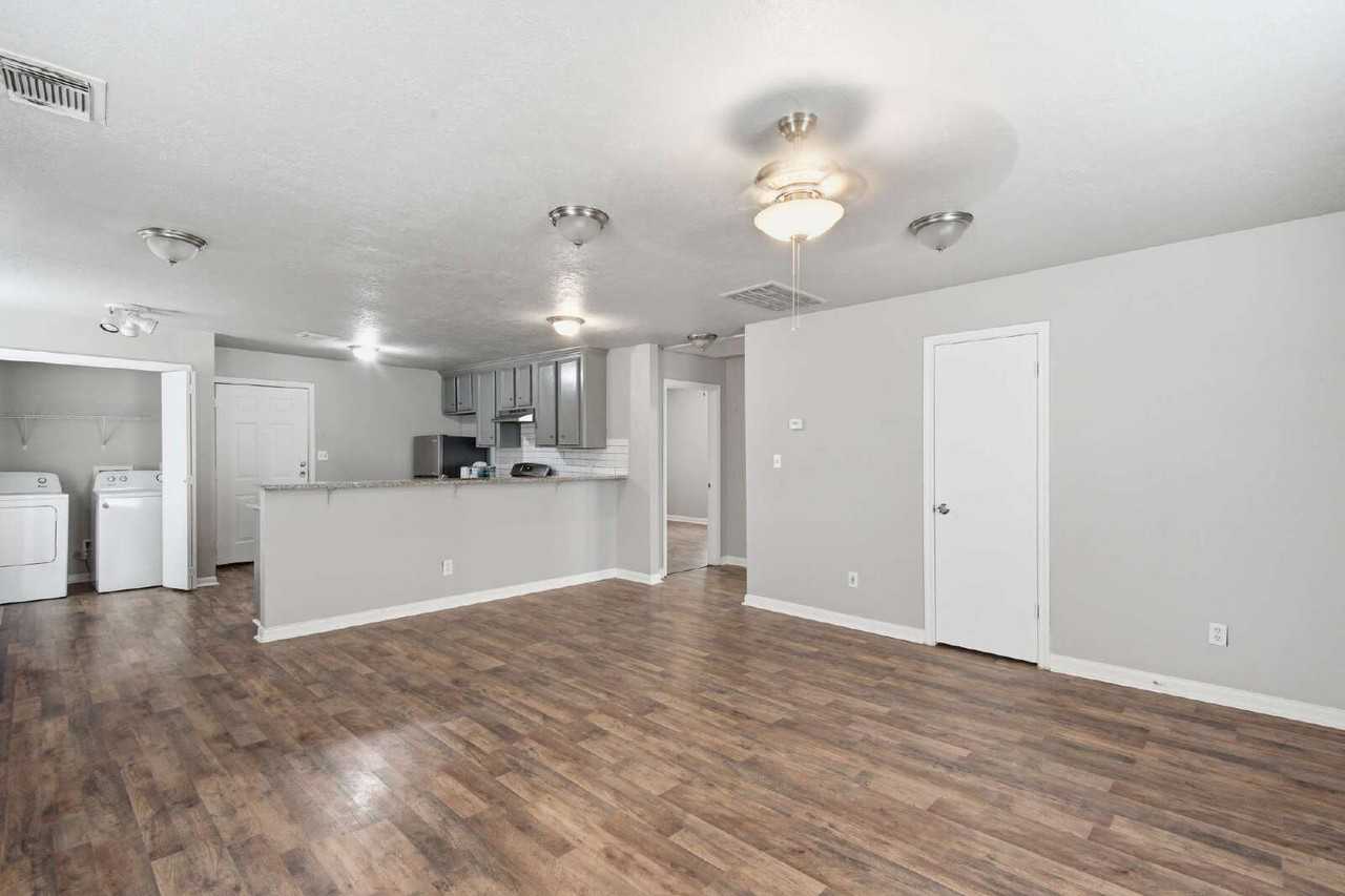 4226 Coke St - Photo 6 of 15