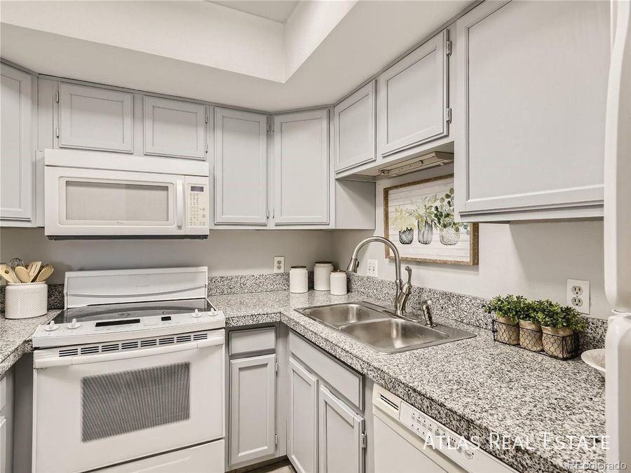 12095 W Chenango Dr - Photo 7 of 31