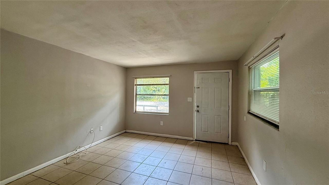 409 Lake St - Photo 4 of 8