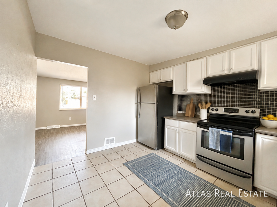 4425 Elizabeth St - Photo 3 of 11