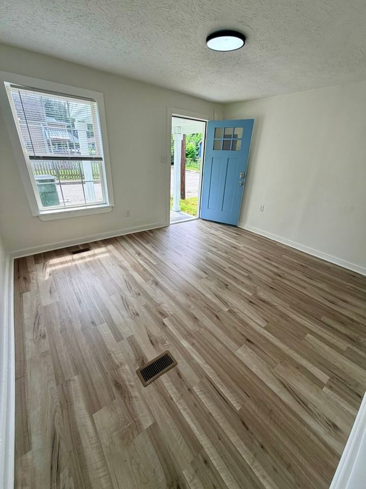 531 Smith St - Photo 3 of 13