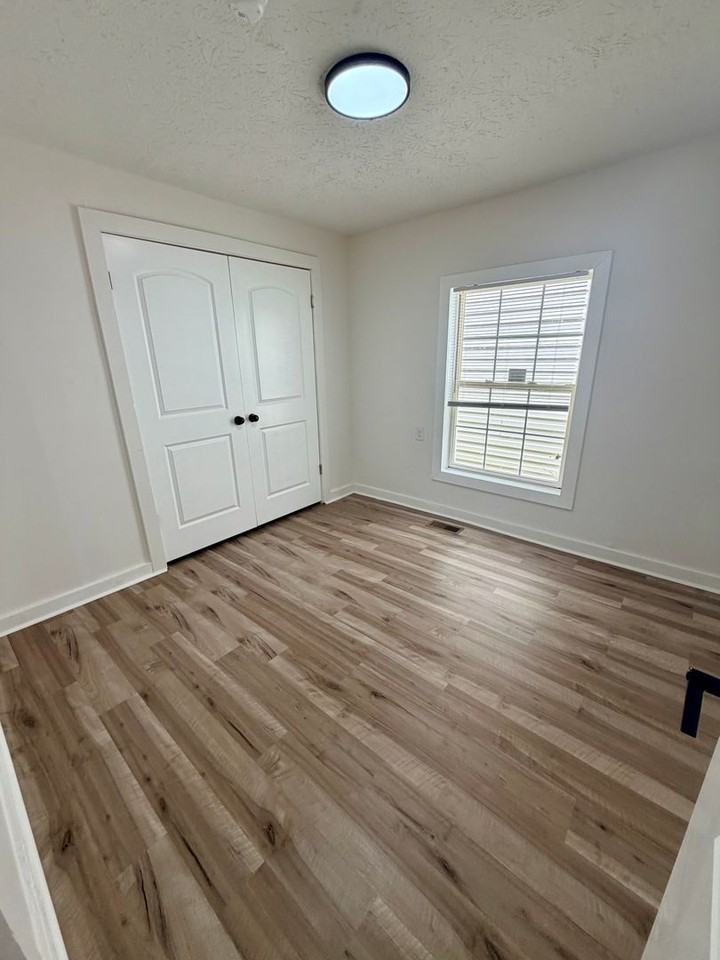 531 Smith St - Photo 5 of 13
