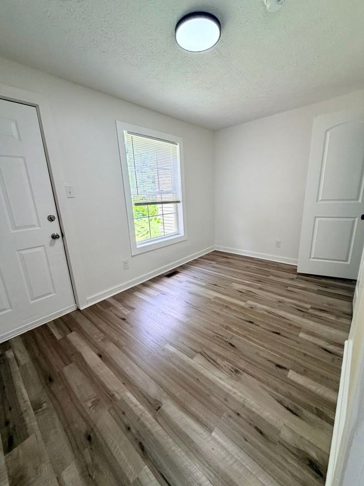 531 Smith St - Photo 7 of 13