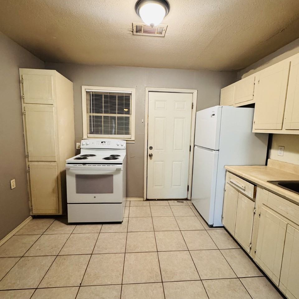 4478 Dallas St - Photo 7 of 11