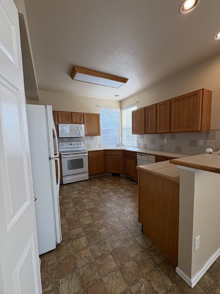 4521 Lazy River Dr - Photo 5 of 15