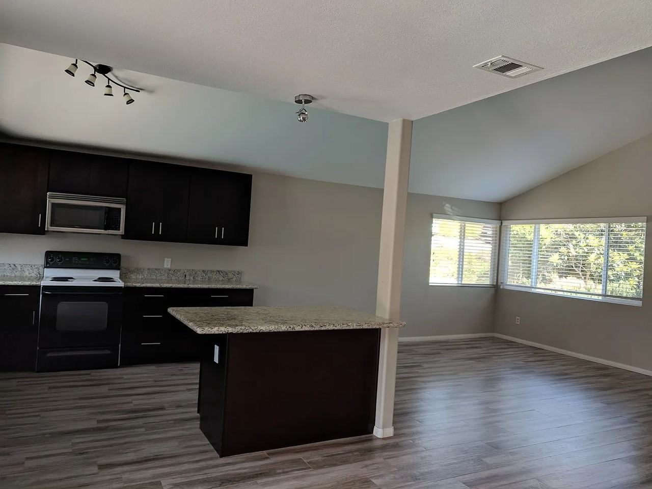 2714 York Rd - Photo 7 of 11