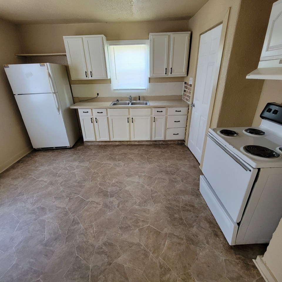 3902 Hoyt Ave - Photo 2 of 7