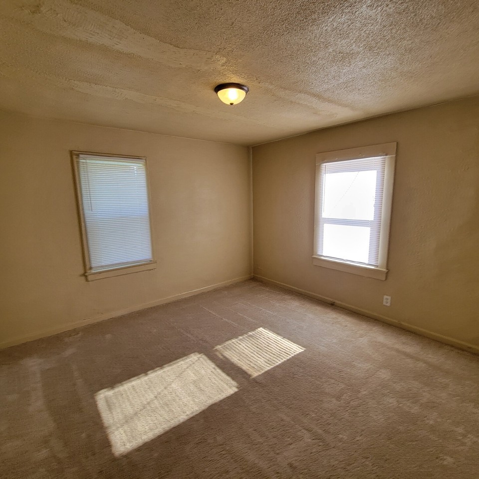 3902 Hoyt Ave - Photo 3 of 7