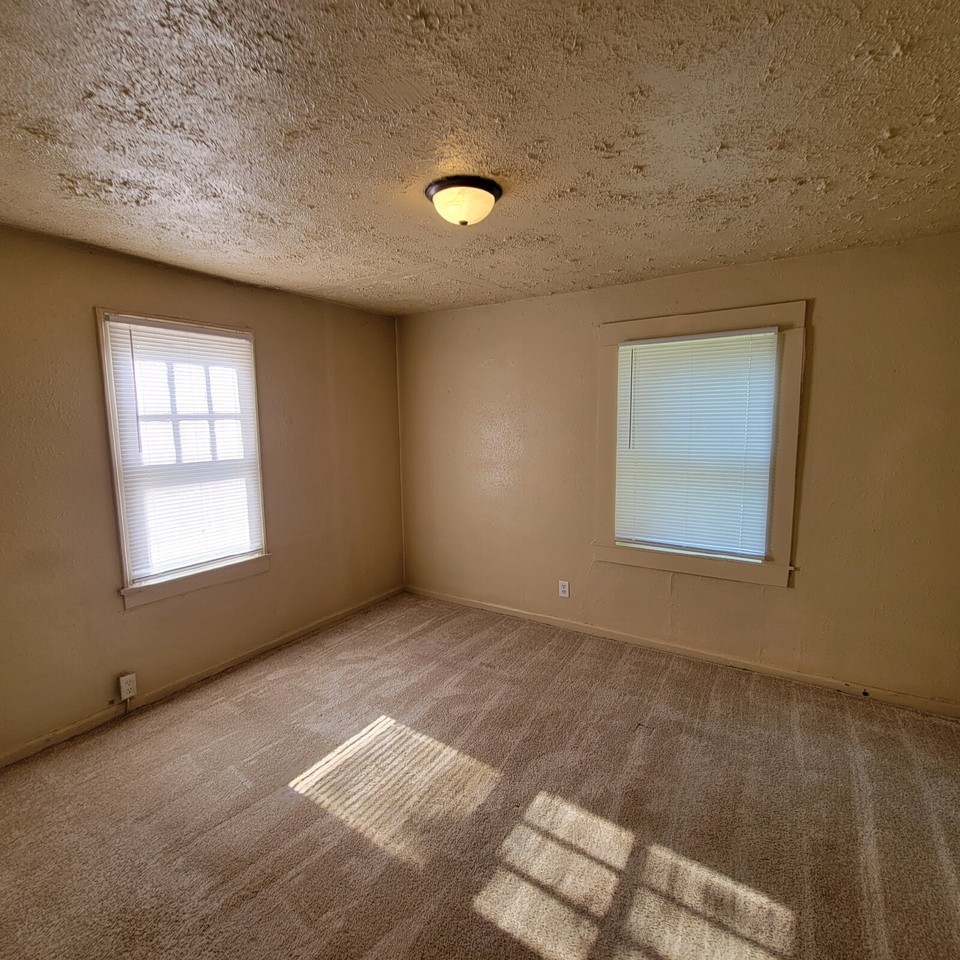 3902 Hoyt Ave - Photo 4 of 7