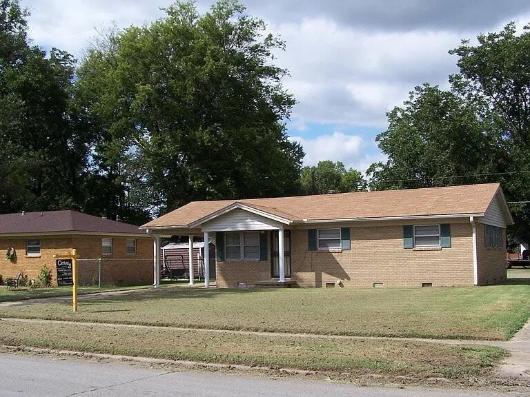 1100 Highland St - Photo 2 of 3