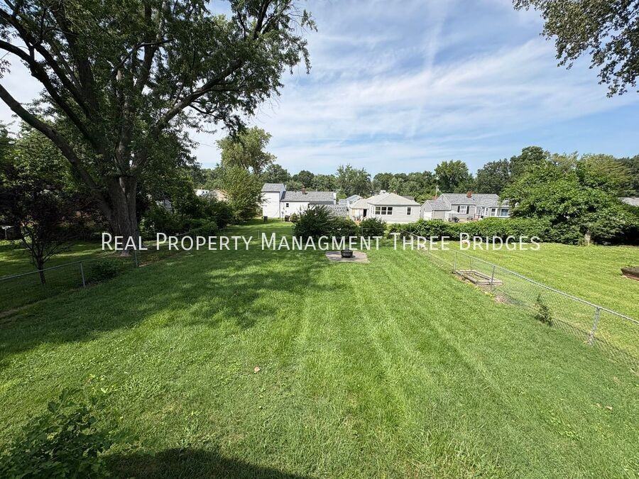 10335 Lackland Rd - Photo 5 of 12