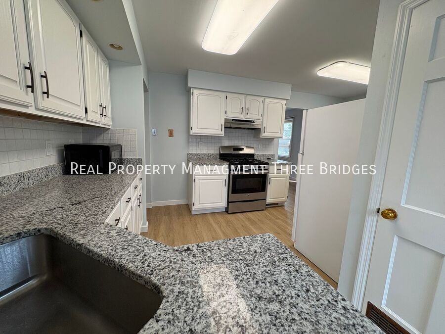 10335 Lackland Rd - Photo 7 of 12