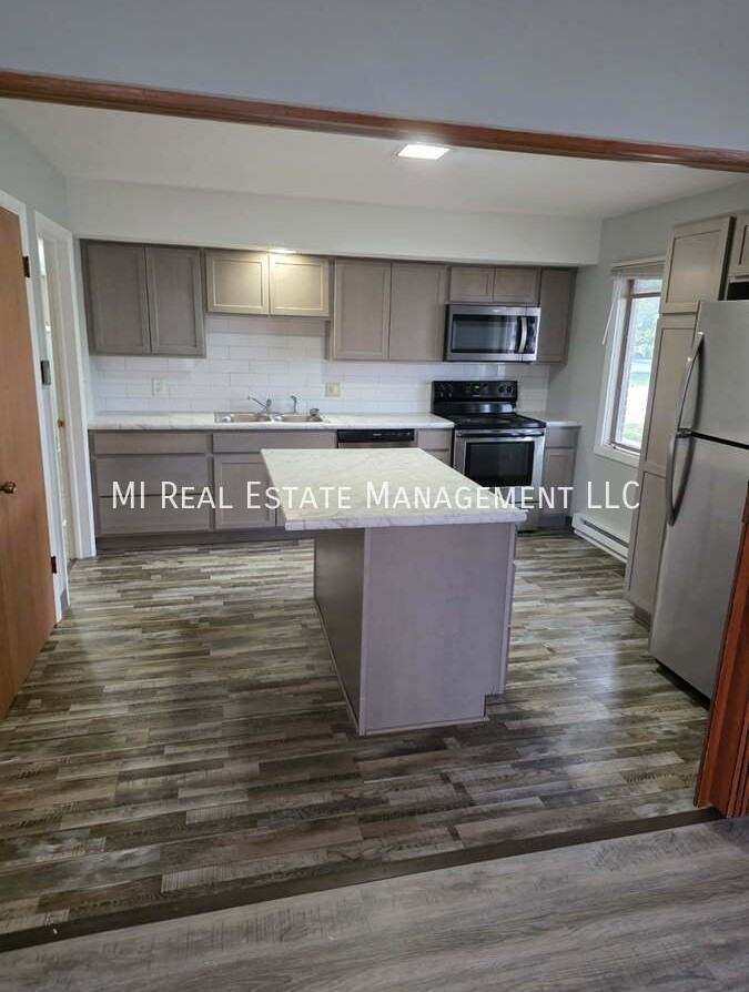 221 W 29th St - Photo 3 of 8