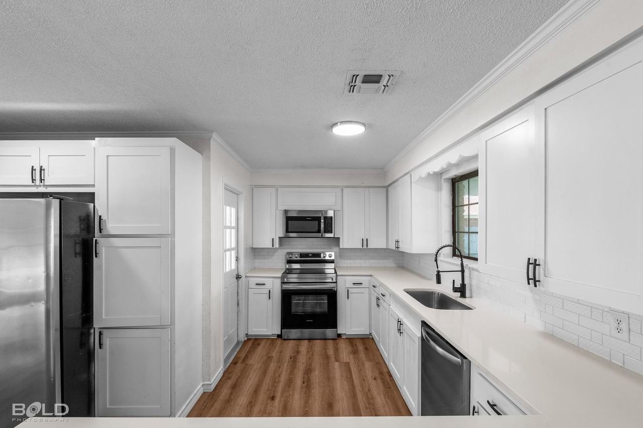 1623 Success St - Photo 4 of 38