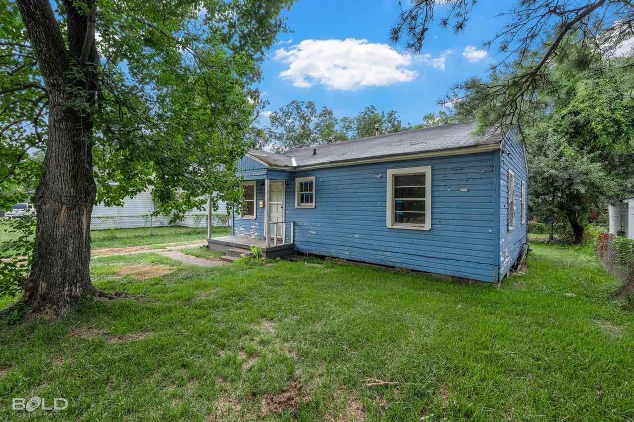 2770 Lakehurst Ave - Photo 3 of 7