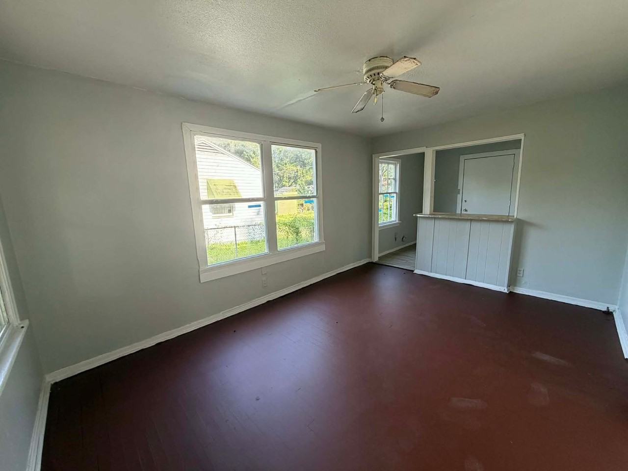 2770 Lakehurst Ave - Photo 4 of 7