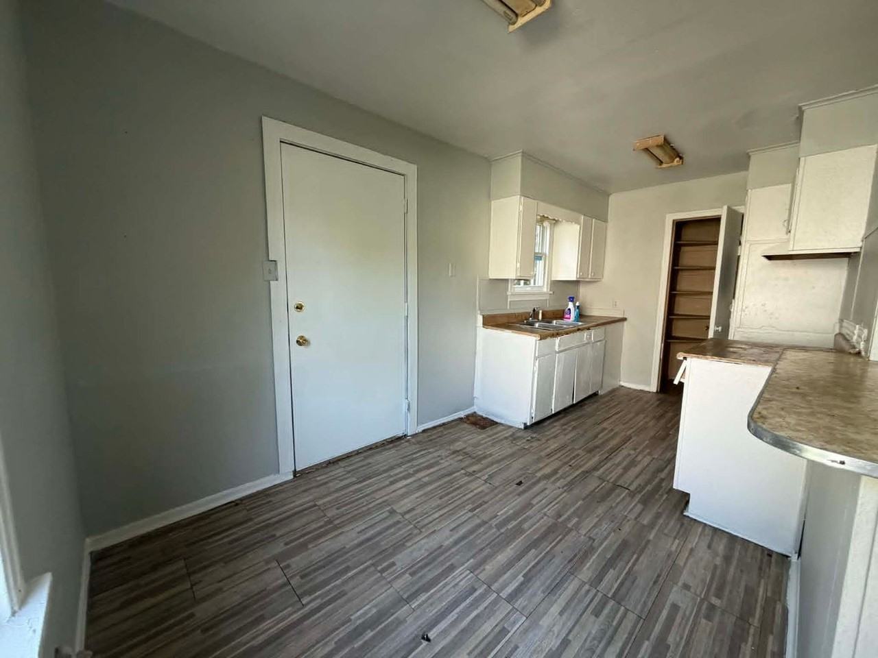 2770 Lakehurst Ave - Photo 5 of 7
